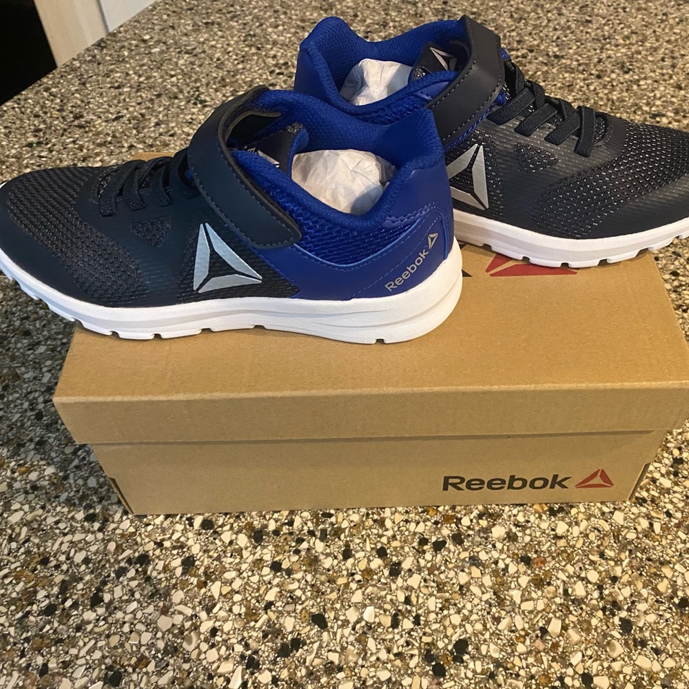 New Kids Reebok rush runner shoes size 2